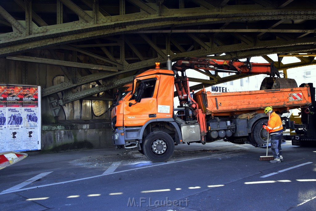 LKW blieb unter Bruecke haengen Koeln Deutz Deutz Muelheimerstr P155.JPG - Miklos Laubert